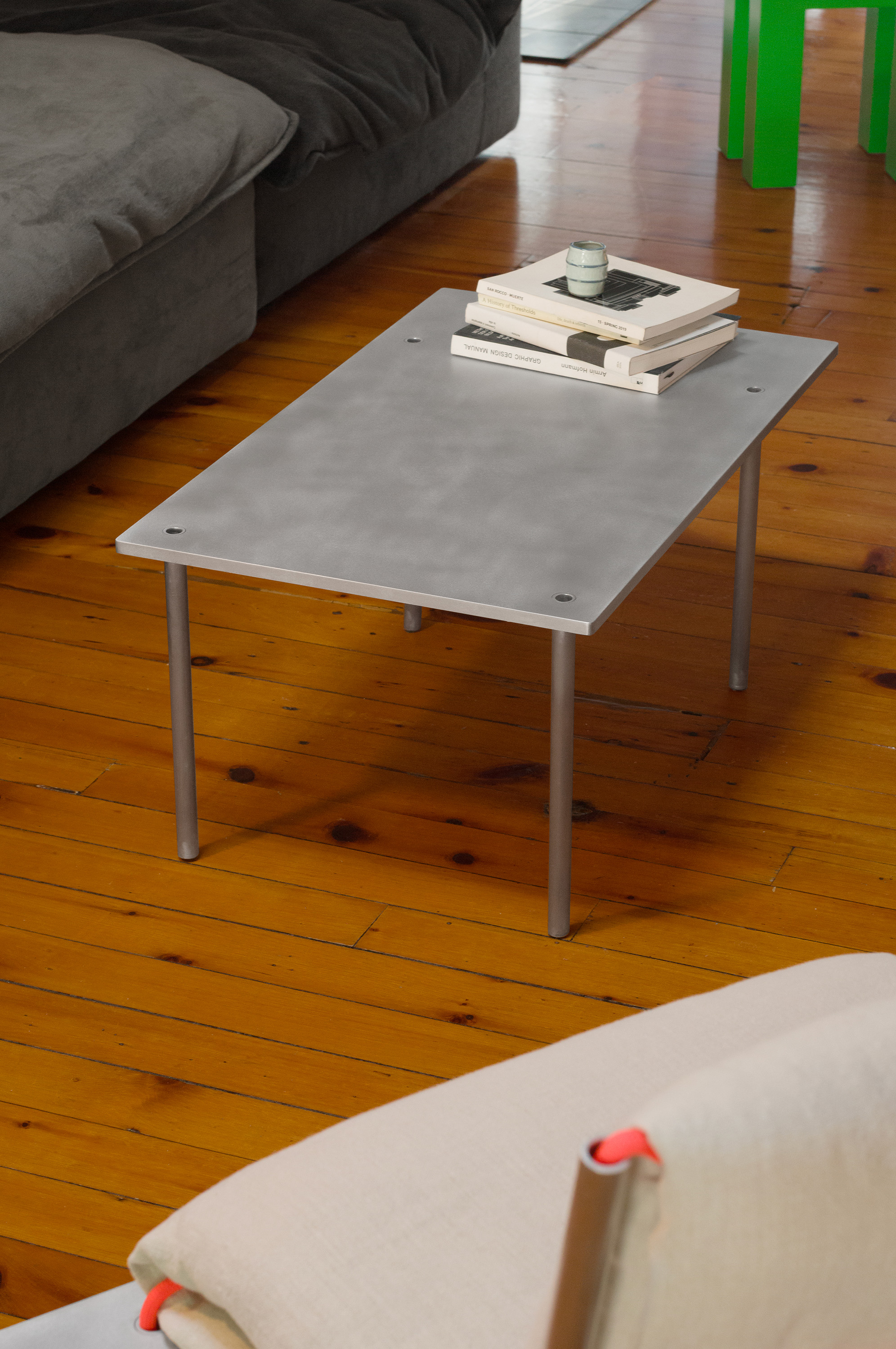 Fold Hang table basse dans le salon.