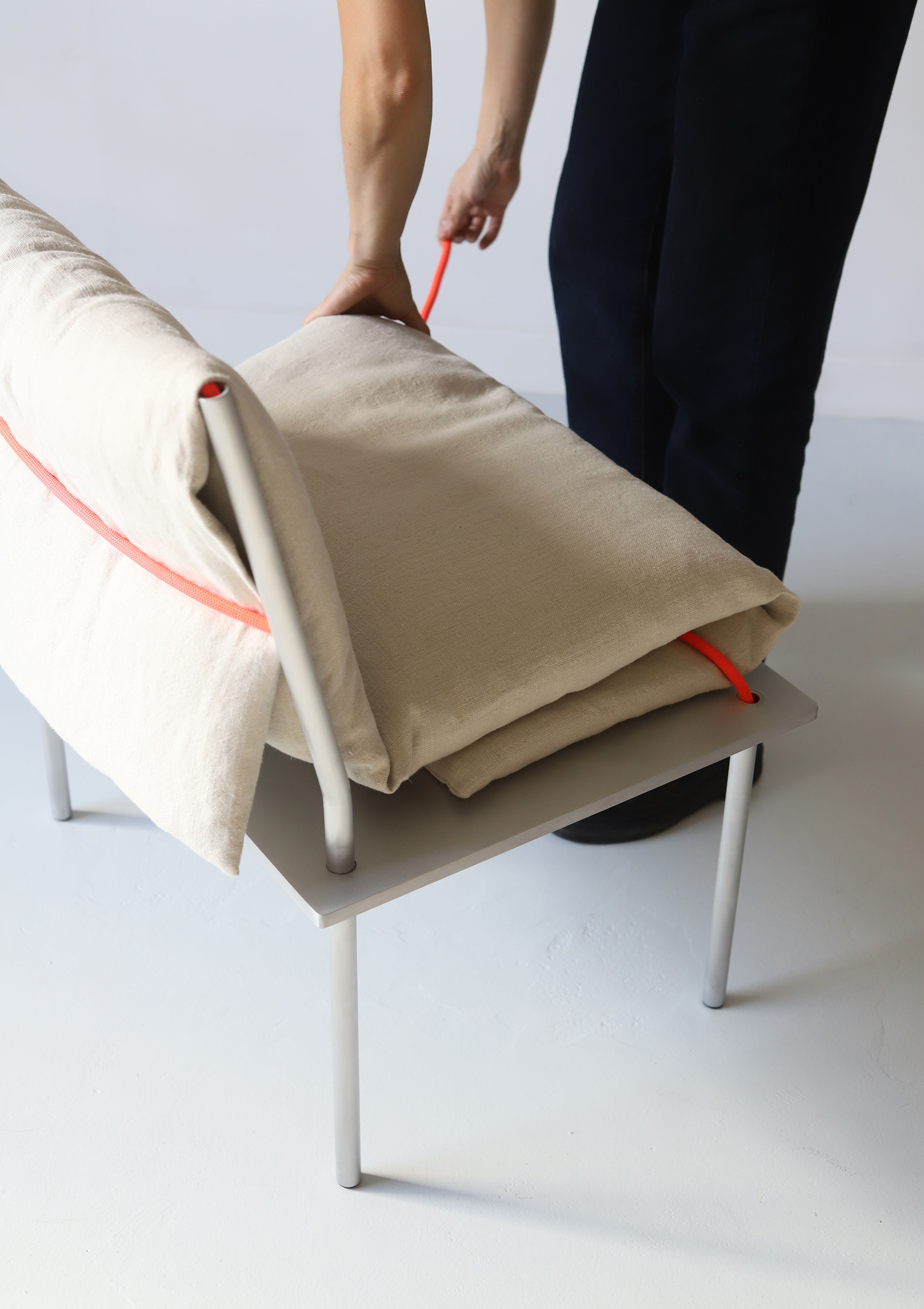 Assemblage de Fold Hang en chaise.