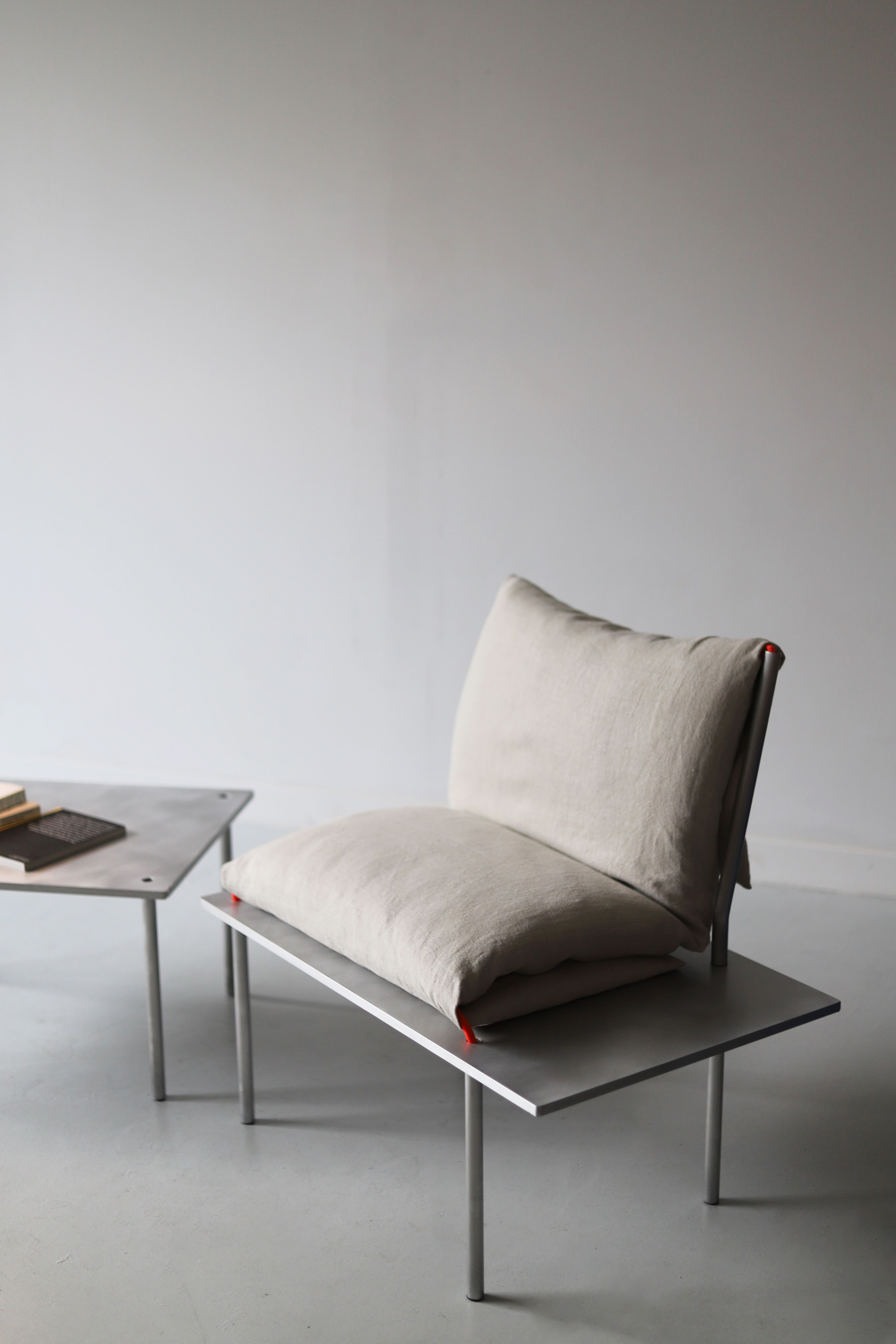 Fold Hang chaise dans le studio.